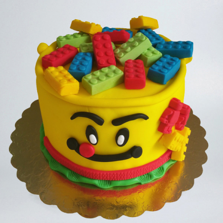 Torturi in pasta de zahar pentru baietei - Tort cu piese mici de Lego
