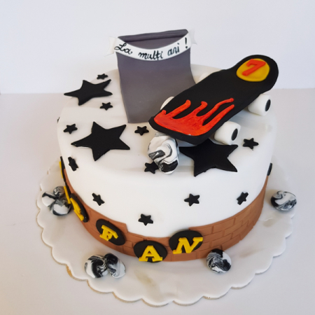 Torturi in pasta de zahar pentru baietei - Tort cu Skateboard