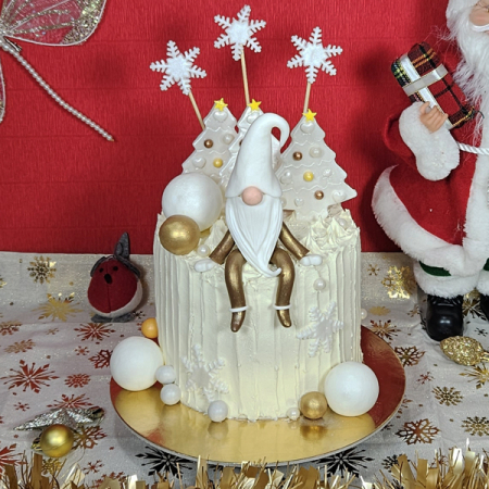 Prajituri de casa, cozonaci - Tort Craciun in frosting alb cu Mos Craciun 2