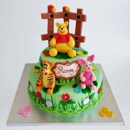 Torturi in pasta de zahar pentru fetite - Tort cu Winnie the Pooth cu etaj