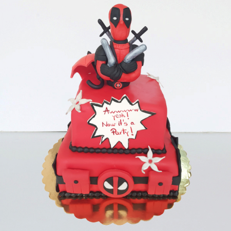 Torturi in pasta de zahar pentru baietei - Tort Deadpool cu etaj