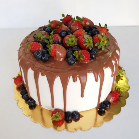 Torturi pentru adulti - Tort decor capsuni si coacaze negre