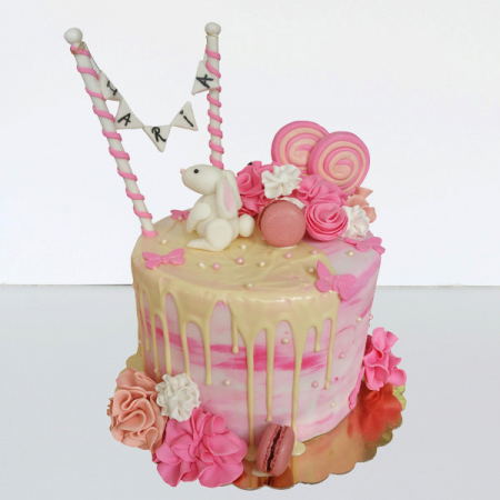 Torturi in pasta de zahar pentru fetite - Tort Drip Cake roz cu iepuras