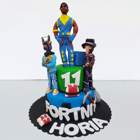 Torturi in pasta de zahar pentru baietei - Tort Fortnite cu 3 personaje de poveste
