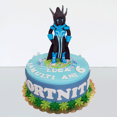 Torturi in pasta de zahar pentru baietei - Tort Fortnite cu personaj cu tepi