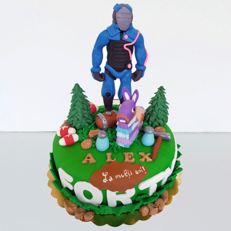 Torturi in pasta de zahar pentru baietei - Tort Fortnite cu personaj din joc