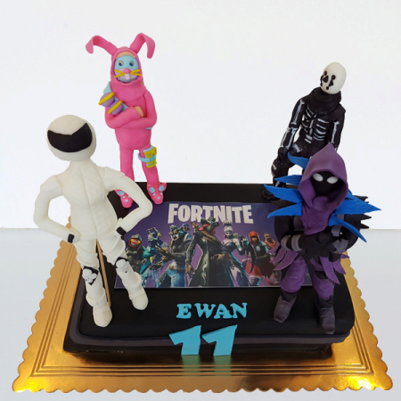 Torturi in pasta de zahar pentru baietei - Tort Fortnite cu personaje si poza