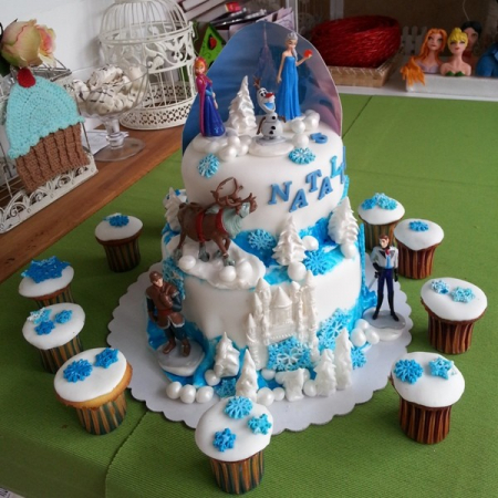 Torturi cu Briose - Tort Frozen jucarele plastic cu briose personalizate