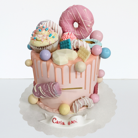 Torturi in frosting- crema pentru fetite - Tort plin de dulciuri pe somon Carla