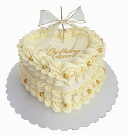 Torturi pentru pasiuni - Tort inimioara in frosting cu perle aurii si lumanare