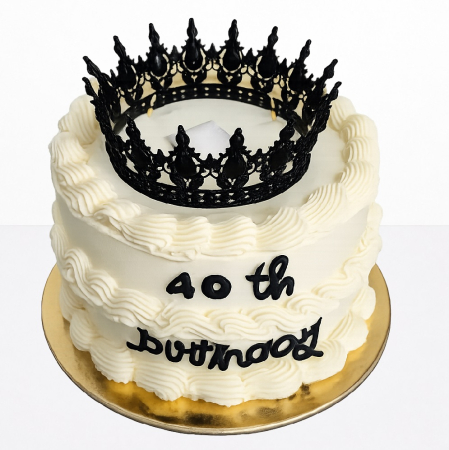Torturi copii - Tort in frosting pe alb si coronita metal neagra