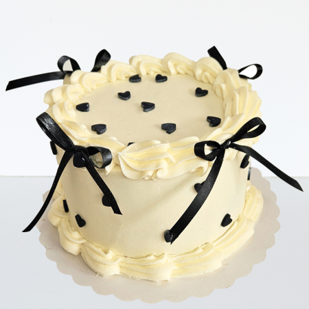 Torturi in pasta de zahar pentru fetite - Tort in frosting Coquette valuri, inimioare si fundite negre