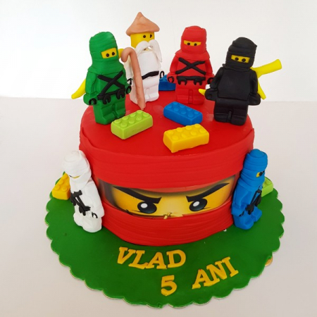 Torturi in pasta de zahar pentru baietei - Tort lego Ninjago cu 6 personaje
