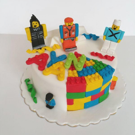 Torturi in pasta de zahar pentru baietei - Tort lego pe alb 'Ayan'