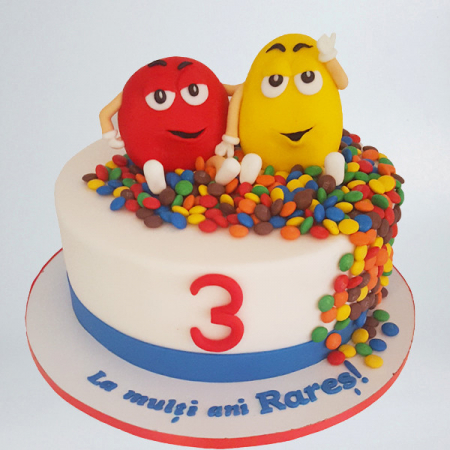 Torturi in pasta de zahar pentru fetite - Tort M&M's cu multe bombonele