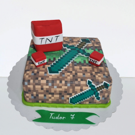 Torturi in pasta de zahar pentru baietei - Tort Minecraft cu bomba si arma
