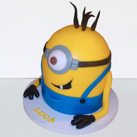Torturi in pasta de zahar pentru baietei - Tort Minion simpatic