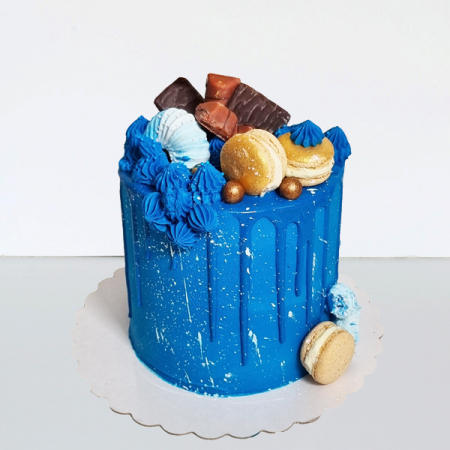 Torturi in frosting- crema pentru baieti - Tort in frosting albastru cu picatele albe
