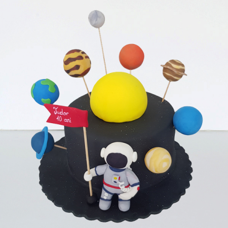 Torturi in pasta de zahar pentru baietei - Tort planete si astronaut