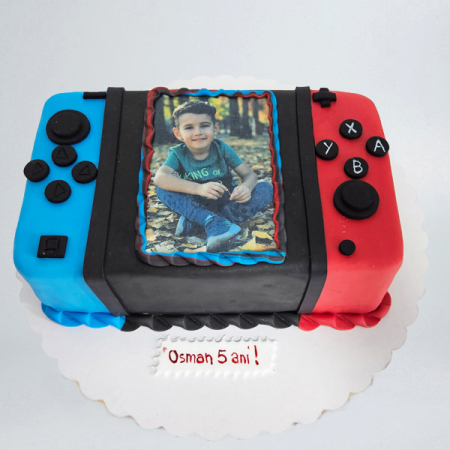Torturi in pasta de zahar pentru fetite - Tort in forma de consola