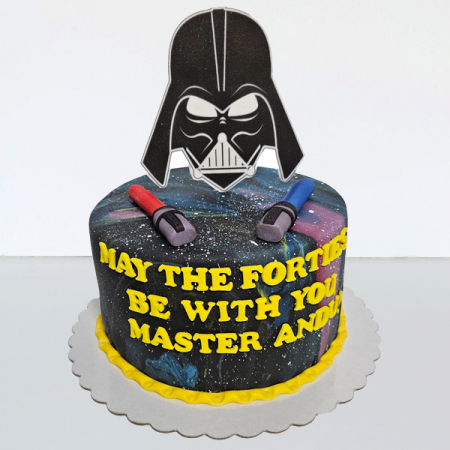 Torturi in pasta de zahar pentru baietei - Tort Star Wars cu silueta masca