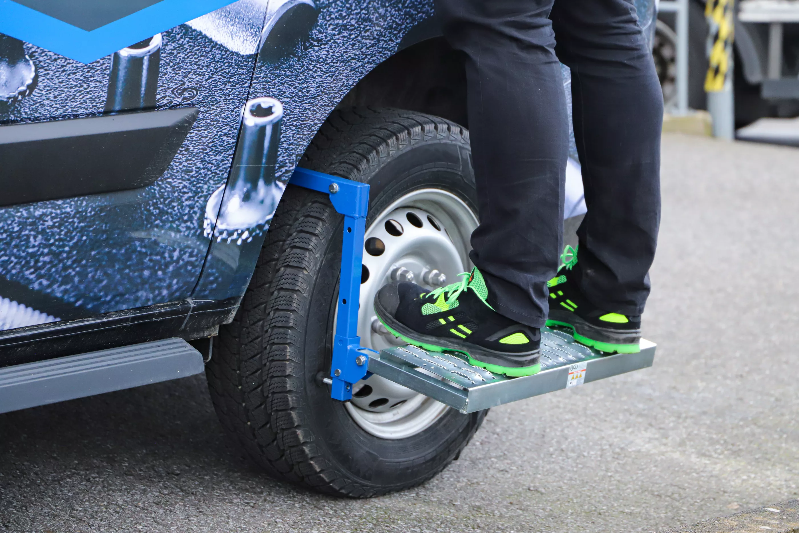 Treapta rabatabila pneuri | reglabila | pentru autoutilitare mici si vehicule 4x4 [2]