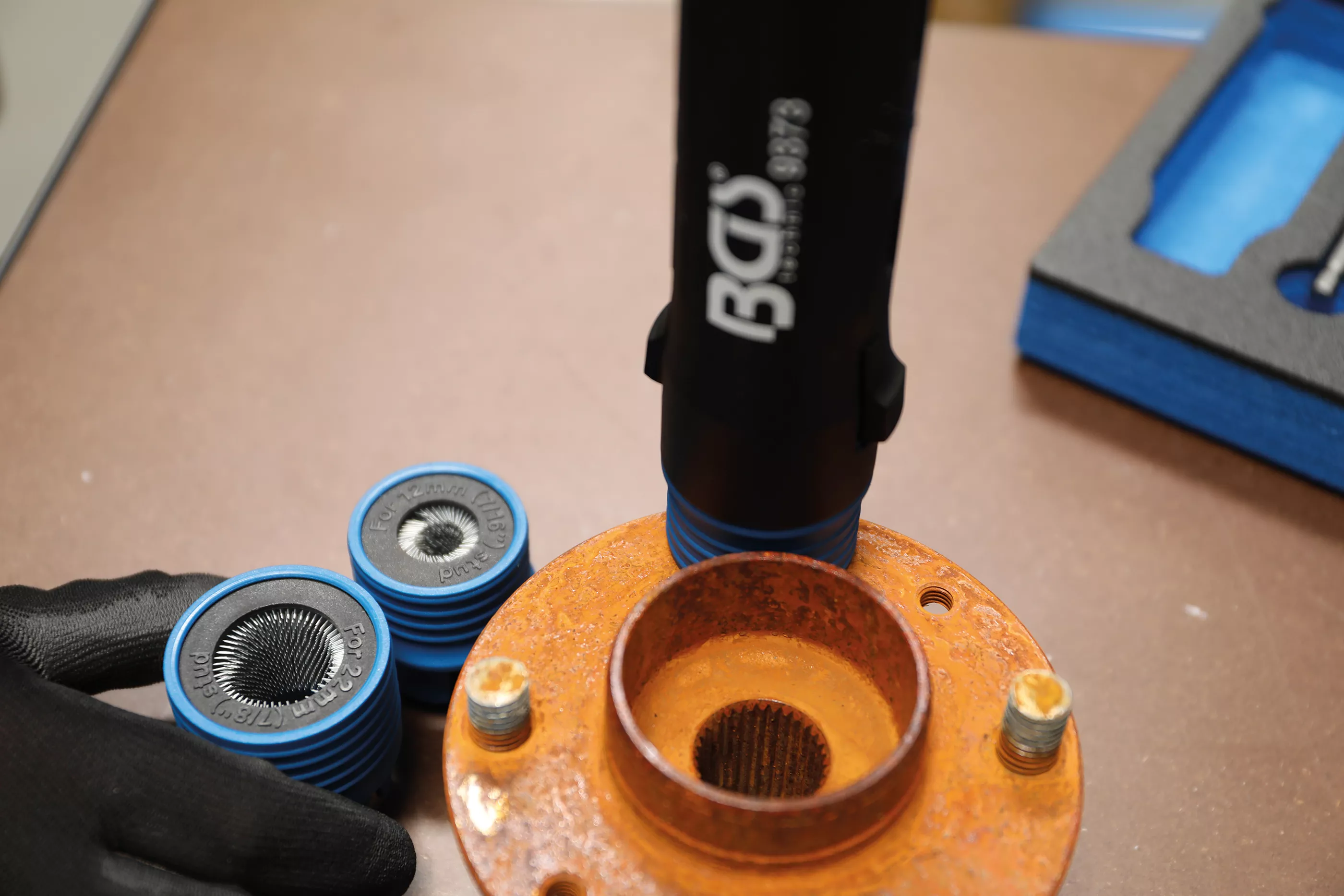 Suport organizator pentru carucior 1/6: Set perii curatare pentru prezoane si bolturi piulite roti [4]