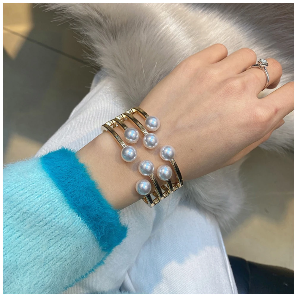 Brățară Ophelia, aurie, tip cuff, decorată cu perle, model în 4 straturi - Colecția Universe of Pearls [4]