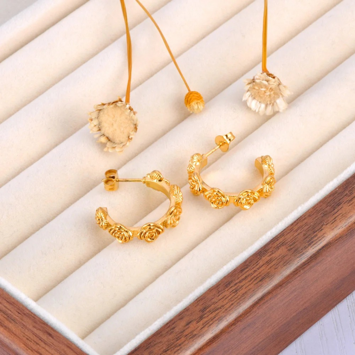 Cercei Frances, rotunzi, aurii, din oțel inoxidabil placat cu aur 18K, cu model floral - Colecția Parisian [2]