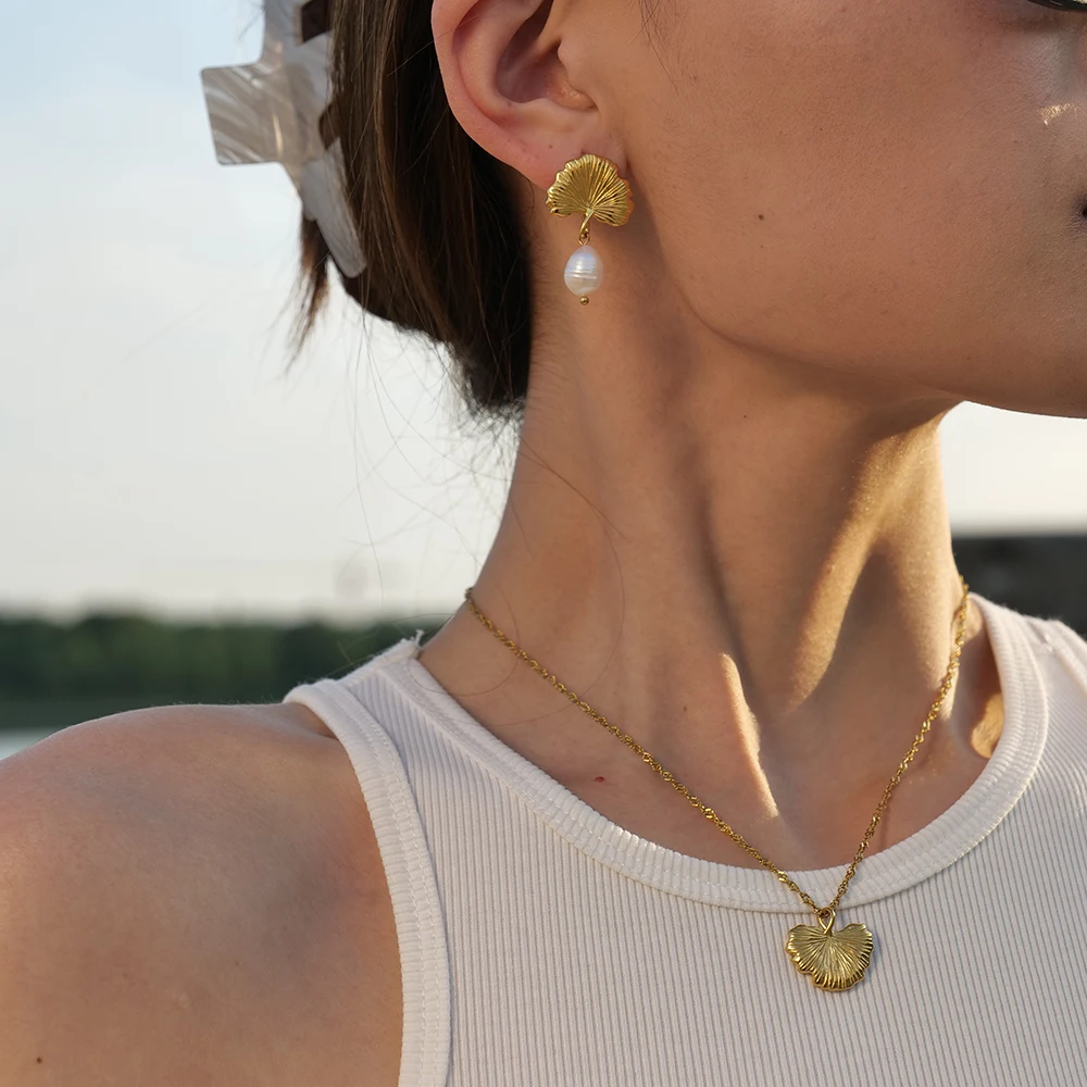Cercei Ivanna, aurii, cu model frunză, din oțel inoxidabil și perle naturale de cultură, placați cu aur 18K - Colecția Universe of Pearls [8]