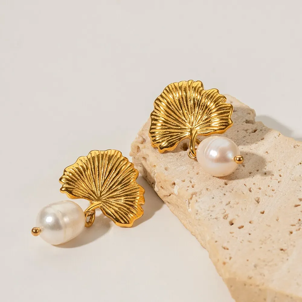 Cercei Ivanna, aurii, cu model frunză, din oțel inoxidabil și perle naturale de cultură, placați cu aur 18K - Colecția Universe of Pearls [2]