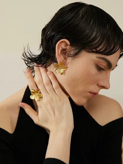 Janna earrings, golden, flower-shaped, 18K gold plated, stainless steel - Floral Paradise Collection [3]