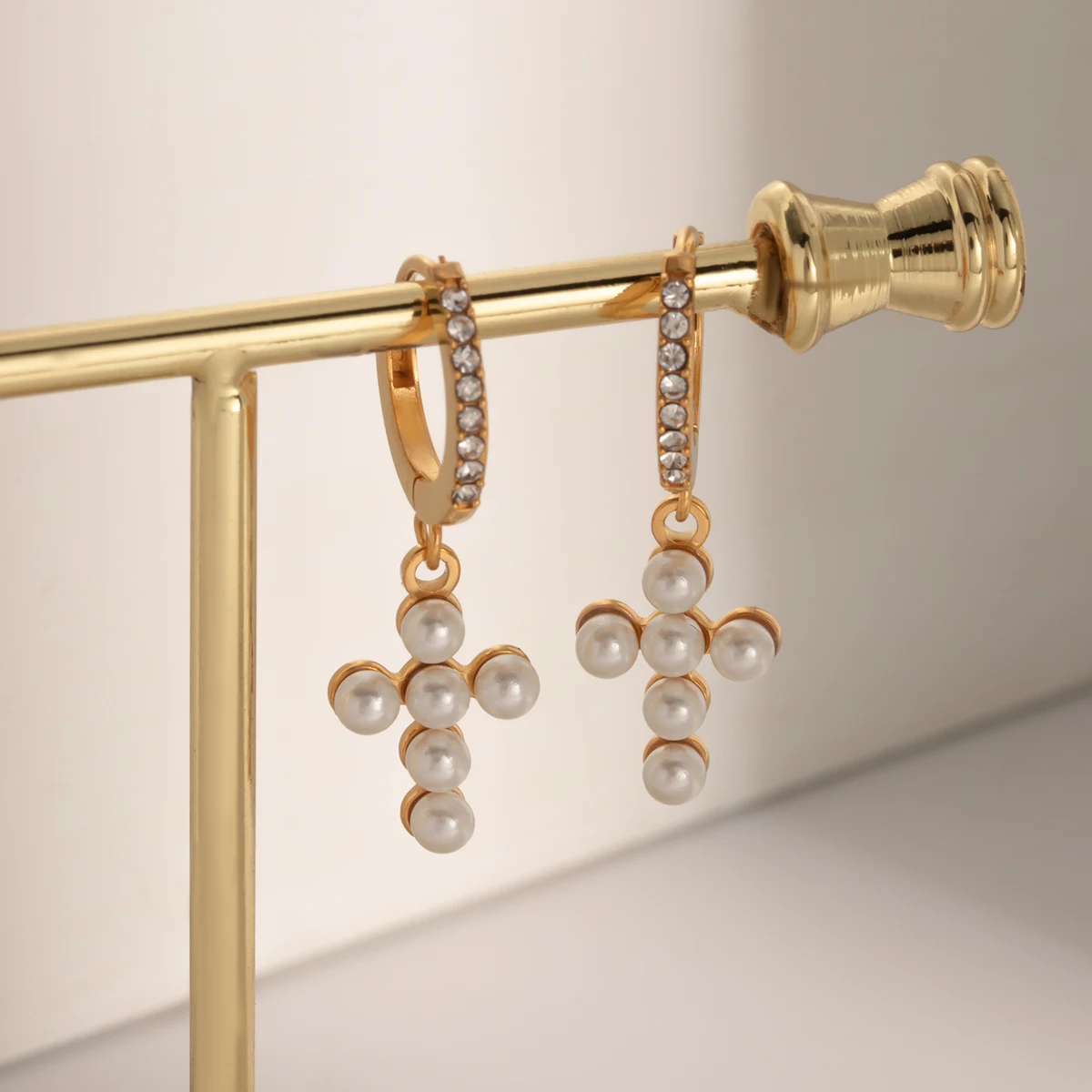 Cercei Maryam, aurii, în formă de cruce, din oțel inoxidabil, perle naturale de cultură și zirconiu, placați cu aur 18K - Colecția Universe of Pearls [2]
