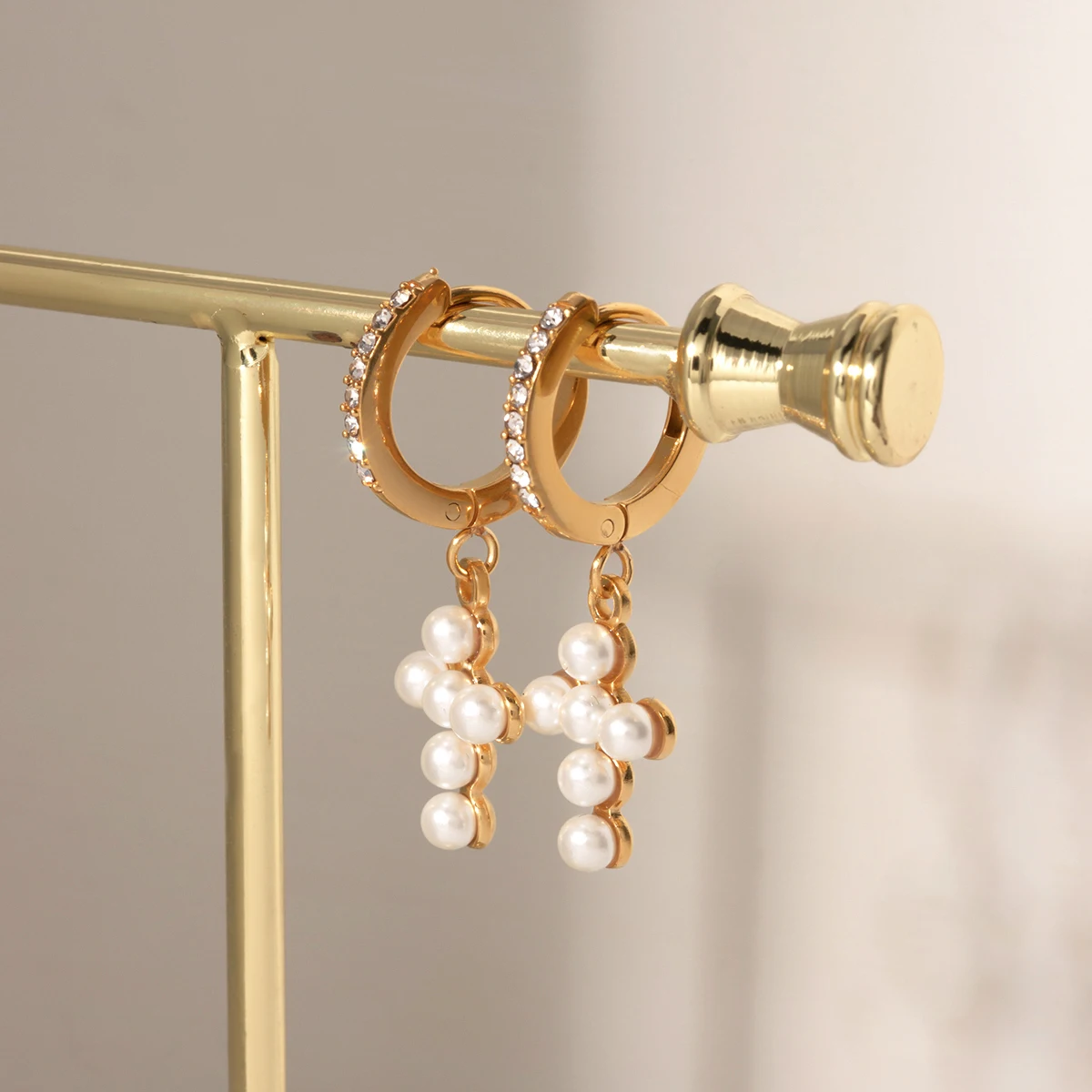Cercei Maryam, aurii, în formă de cruce, din oțel inoxidabil, perle naturale de cultură și zirconiu, placați cu aur 18K - Colecția Universe of Pearls [3]