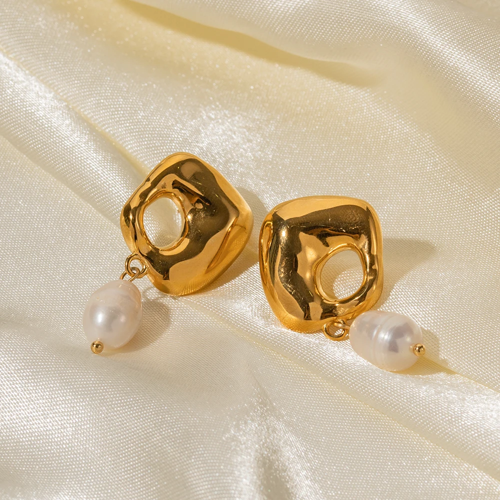Cercei Lorelei, aurii, cu model abstract, din oțel inoxidabil și perle naturale de cultură, placați cu aur 18K - Colecția Universe of Pearls [2]