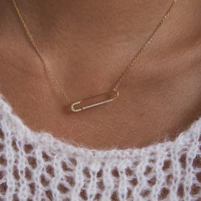 Colier Arielle, auriu, cu pandantiv în formă de agrafă, din oțel inoxidabil placat cu aur 18K [4]