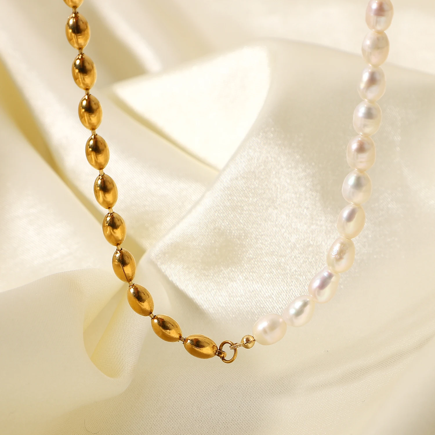 Colier Lottie, auriu, din oțel inoxidabil și perle naturale de cultură, placat cu aur 18K - Colecția Universe of Pearls [5]