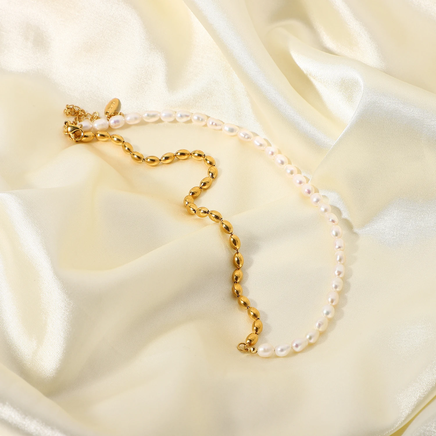 Colier Lottie, auriu, din oțel inoxidabil și perle naturale de cultură, placat cu aur 18K - Colecția Universe of Pearls [6]
