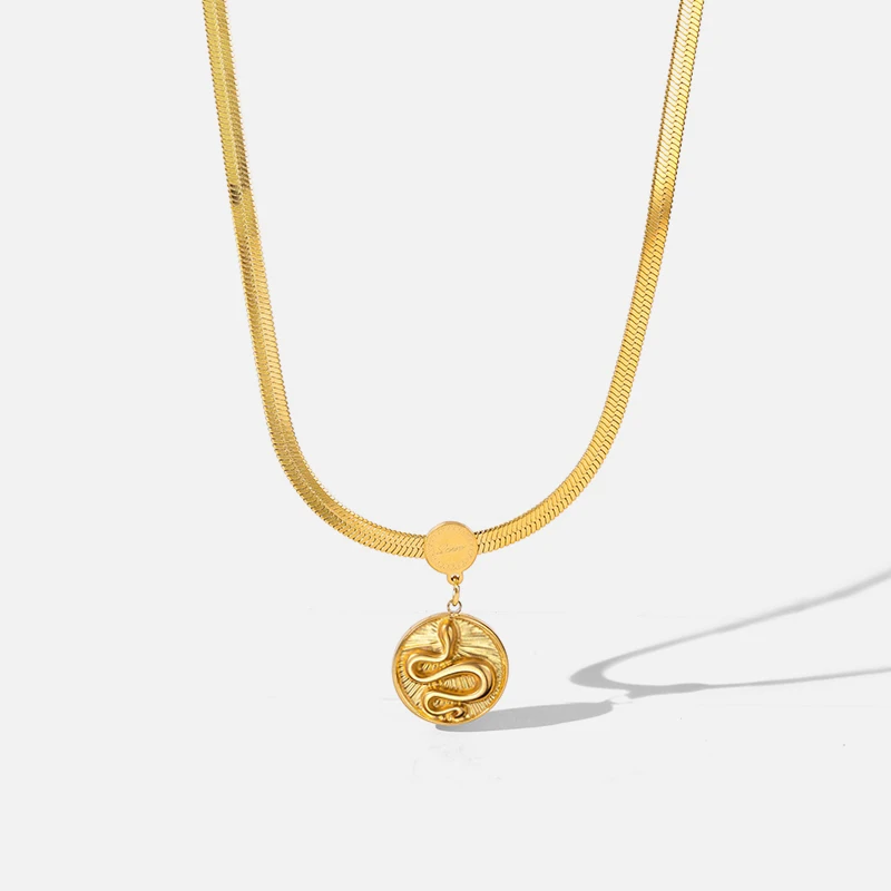 Colier Daphne, auriu, din oțel inoxidabil placat cu aur 18K, cu medalion rotund model șarpe [6]