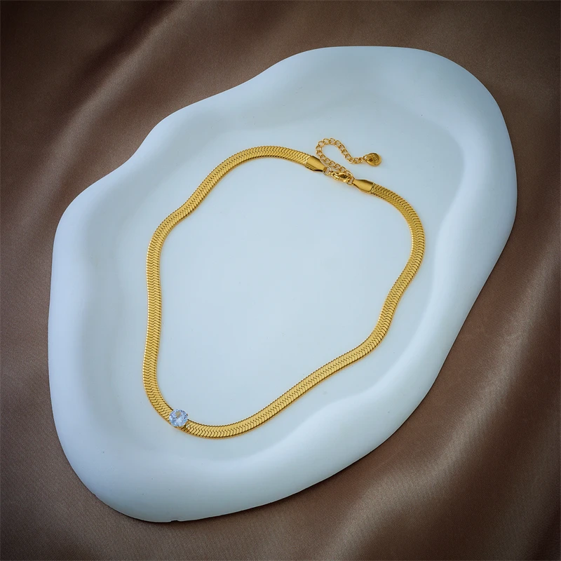 Colier Kara, auriu, din oțel inoxidabil placat cu aur 18K, cu pandantiv din zirconiu [4]