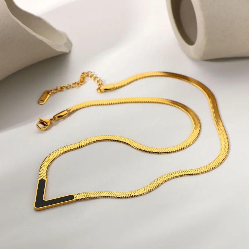 Colier Cleopatra, auriu, din oțel inoxidabil placat cu aur 18K, cu pandantiv în formă de V [3]