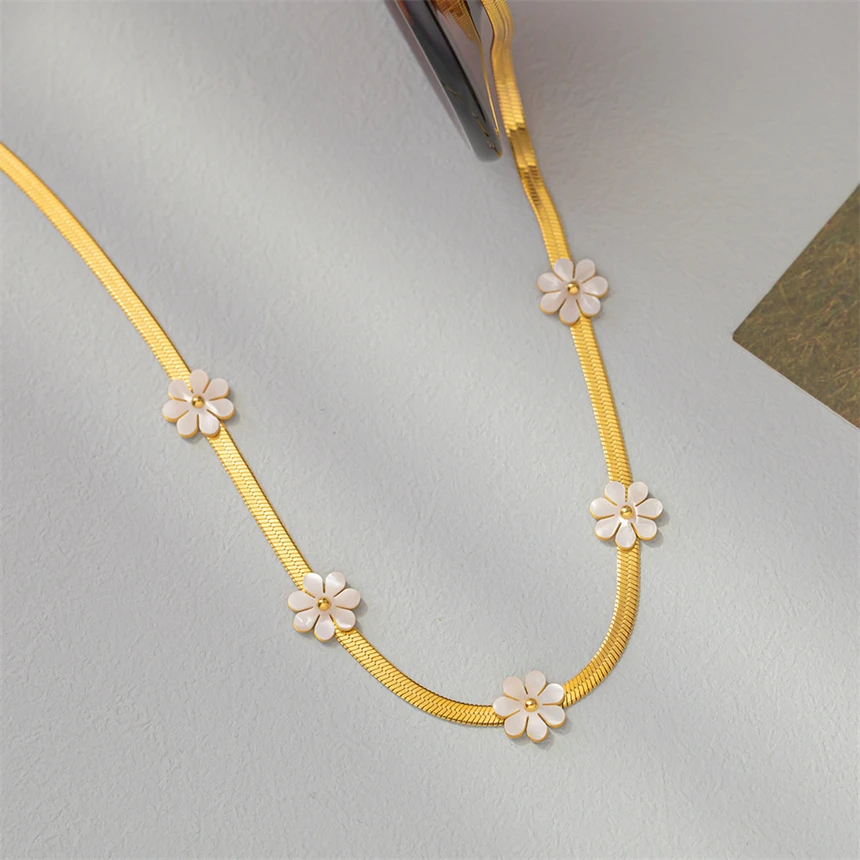 Colier Karie, auriu, din oțel inoxidabil, tip snake chain, model floral, cu margarete - Colecția Floral Paradise [2]