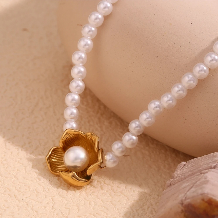 Colier Dorothea, auriu, cu perle și pandantiv în formă de floare, din oțel inoxidabil placat cu aur 18K - Colecția Universe of Pearls [2]