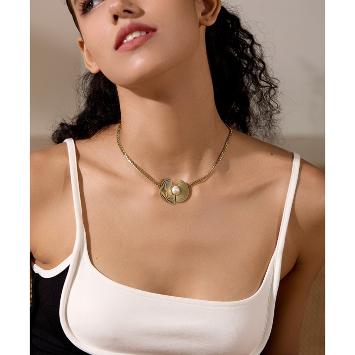 Paulina necklace, gold, made of 18K gold-plated stainless steel and pearl, with fan-shaped pendant - Parisian Collection [6]