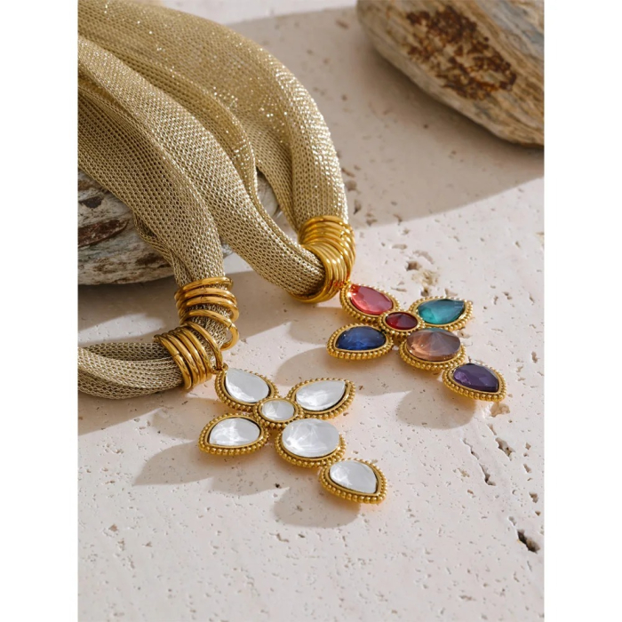 Colier Sara, auriu, cu pandantiv în formă de cruce, din oțel inoxidabil placat cu aur 18K - Colecția Glamour [4]