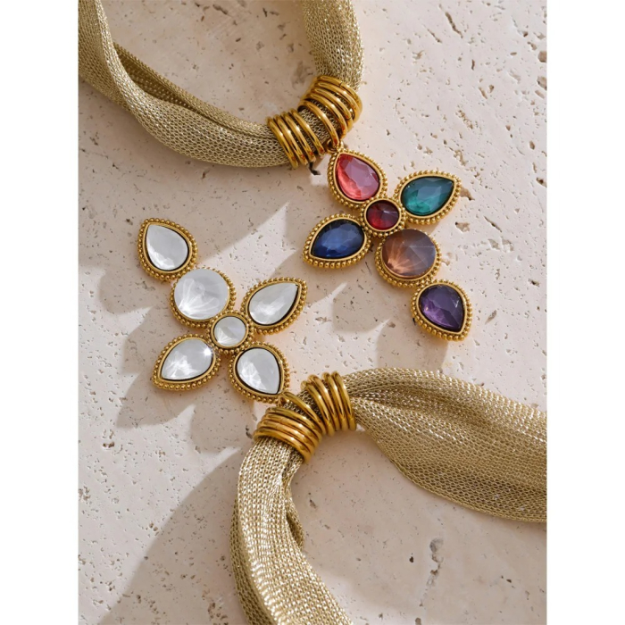 Colier Sara, auriu, cu pandantiv în formă de cruce, din oțel inoxidabil placat cu aur 18K - Colecția Glamour [2]