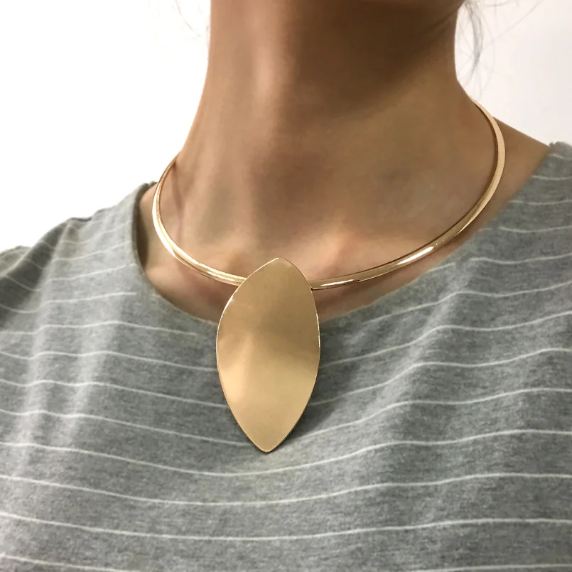 Colier Mira, auriu, cu model geometric și aspect lucios [2]