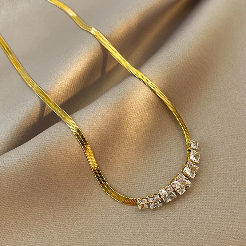 Colier Lily, auriu, din oțel inoxidabil placat cu aur 18K, decorat cu zirconiu [3]