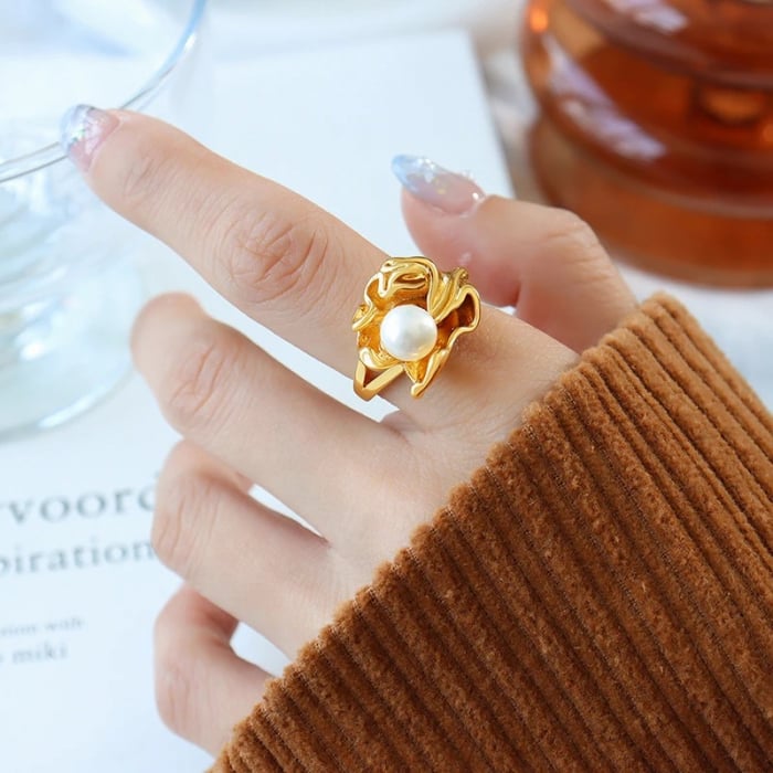 Inel Karina, auriu, din oțel inoxidabil placat cu aur 18K și perlă de cultură, reglabil - Colecția Universe of Pearls [5]