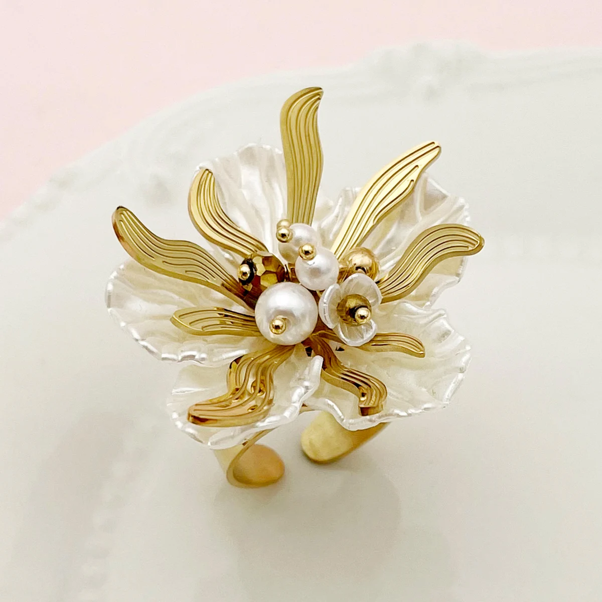 Inel Patsy, auriu, din oțel inoxidabil, model floral cu perle, reglabil - Colecția Universe of Pearls [4]